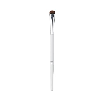 e.l.f. Smudge Brush, Short Curved Brush For Expertly Smoothing Color For A Smoky Look, Perfect For Contouring & Defining Eyes, Vegan & Cruelty-Free