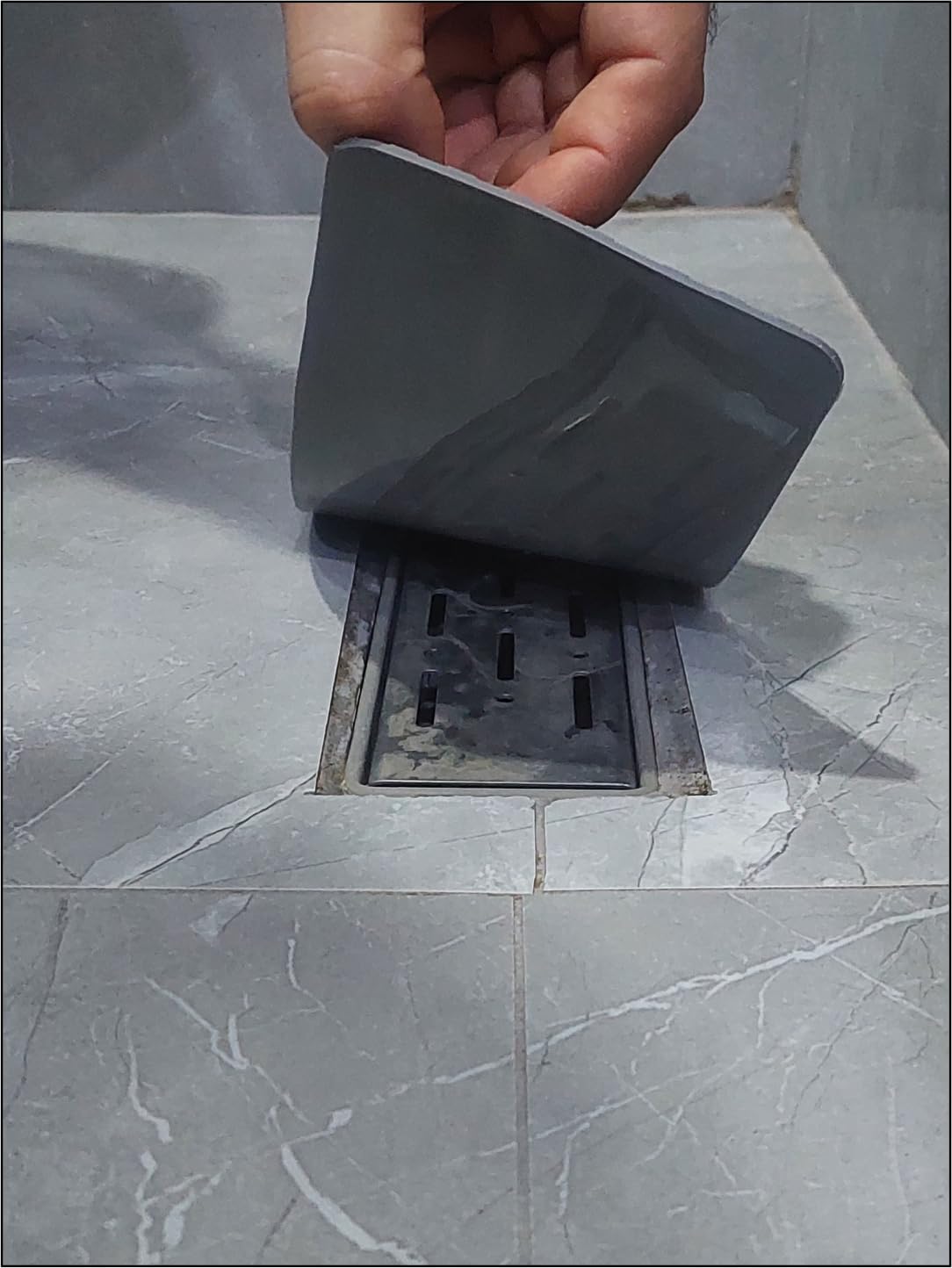 Duş Gideri Kötü Koku Önleyici Uzun Silikon Mat Koku Giderici Dikdörtgen Sızdırmaz Ped Duş Gideri Kapağı Tıpası Böcek Önleyici Koku ve Su Geçirmez Yer Sifonu Kapağı Duş Kanalı 55 cm x 12 cm