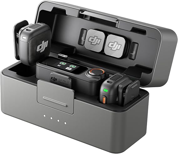 DJI Mic 3 (2 TX + 1 RX + Şarj Kutusu), iPhone/Kamera/Android için Kablosuz Mikrofon, Ultra Hafif, Dengeli Ses için Uyarlanabilir Kazanç Kontrolü, Çift Bantlı Girişim Önleyici, 28 Saat Kullanım, Vlog | IPhone/Kamera/Android için Mini Mikrofon, Ultralight, Adaptif Kazanç Kontrolü, Dual Band Anti-Parazit, 28 h Kullanımı, Vlog