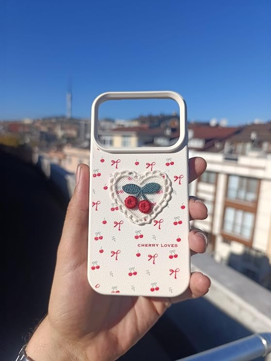 Cherry Loves Nakışlı Kawaii Kiraz Desenli Telefon Kılıfı – iPhone ile Uyumlu, Darbe Emici, Şık ve Dokulu Arka Kapak (kiraz, iphone 17 pro max)