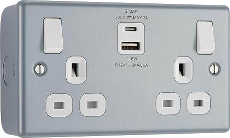 BG Electrical 22W Double Switched Wall Plug Socket with Fast Charge Type A and C USB Charging Ports, Metal Clad, White Inserts, 13A, MC522UAC22